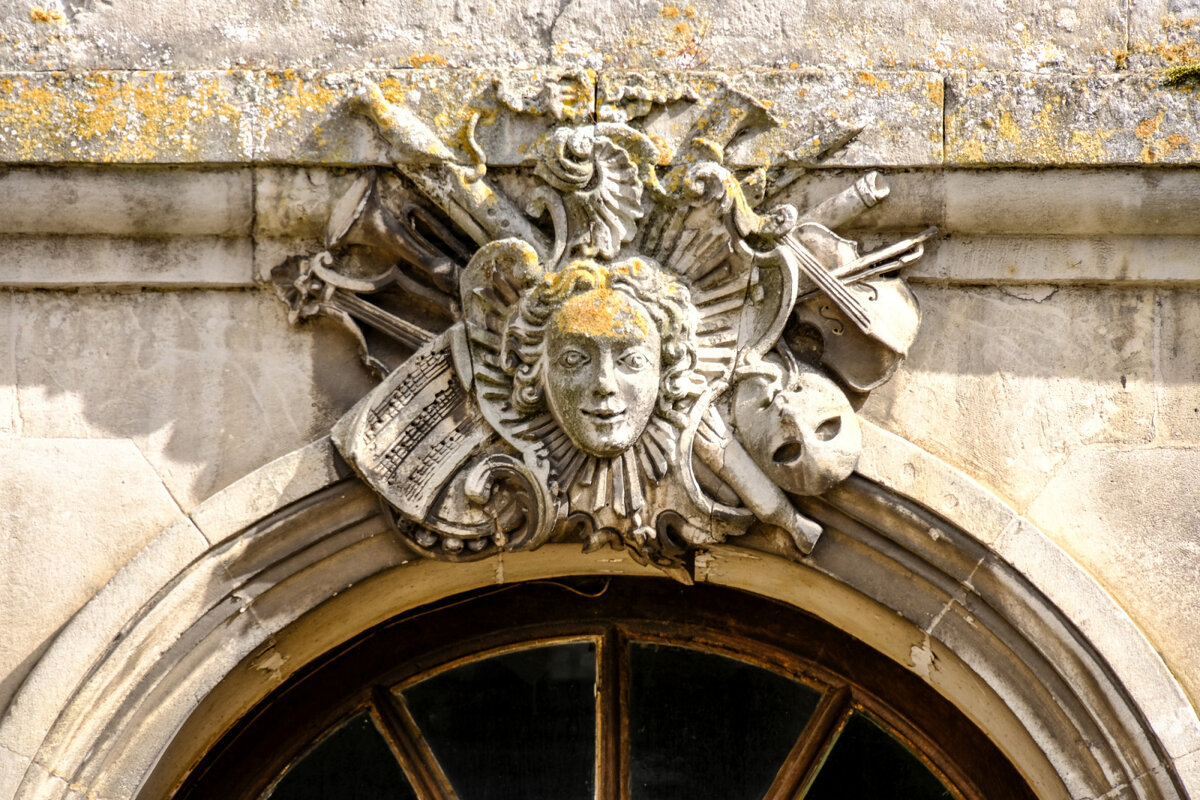 Фронтон у особняка "налоги на соль" - Георгий А