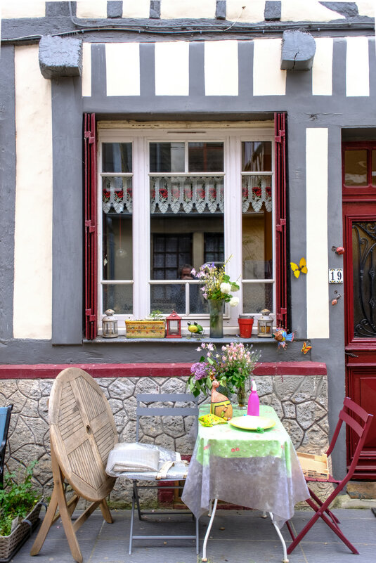 Кафе в городке Бернэ - Георгий А