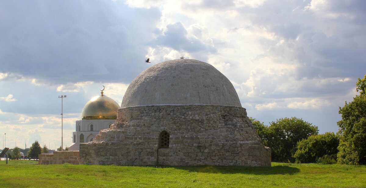 Северный мавзолей (14 век), за ним современное здание Памятный знак в честь принятия ислама - Марина Валиуллина