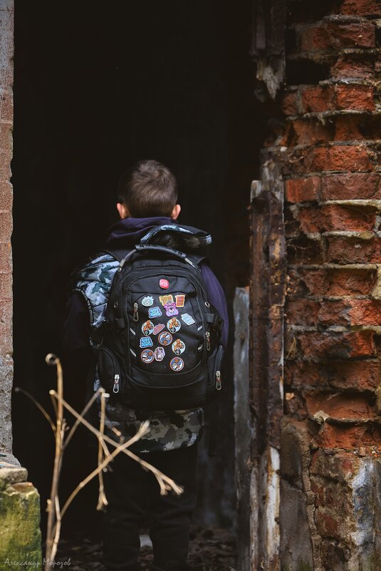 Ребенок в заброшенном здании - Александр Морозов