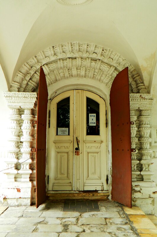 Москва. Вход во храм святого Владимира в Старых садех 2 - Павленко Михаил 