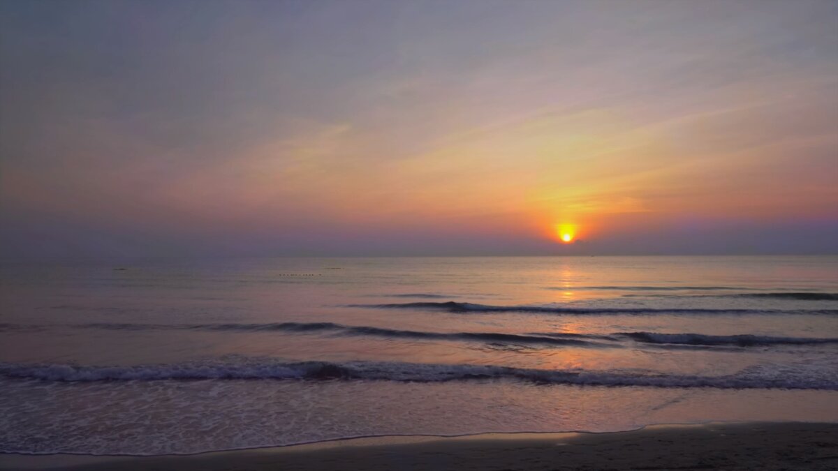 «Утомлённое солнце нежно с морем прощалось...» - Михаил Андреев