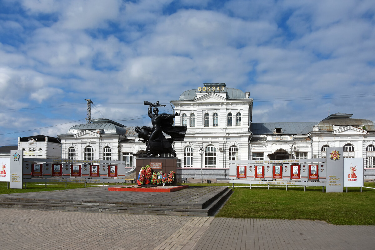 Владимирская область. Город Александров. Комсомольская площадь. - Наташа ***** Владимирская область. Город Александров. Комсомольская площадь. - Наташа *****