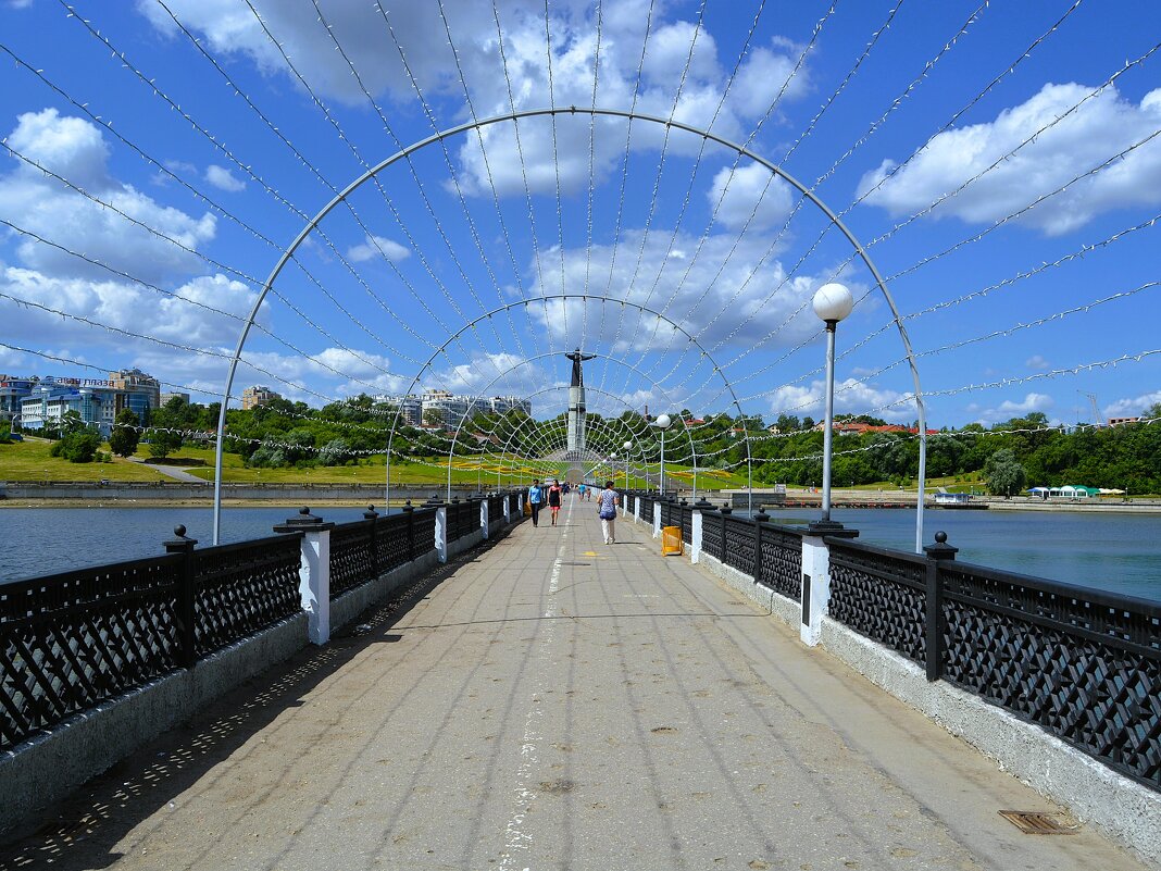 Чебоксары. Пешеходный мост Чебоксарского залива. - Пётр Чернега Чебоксары. Пешеходный мост Чебоксарского залива. - Пётр Чернега