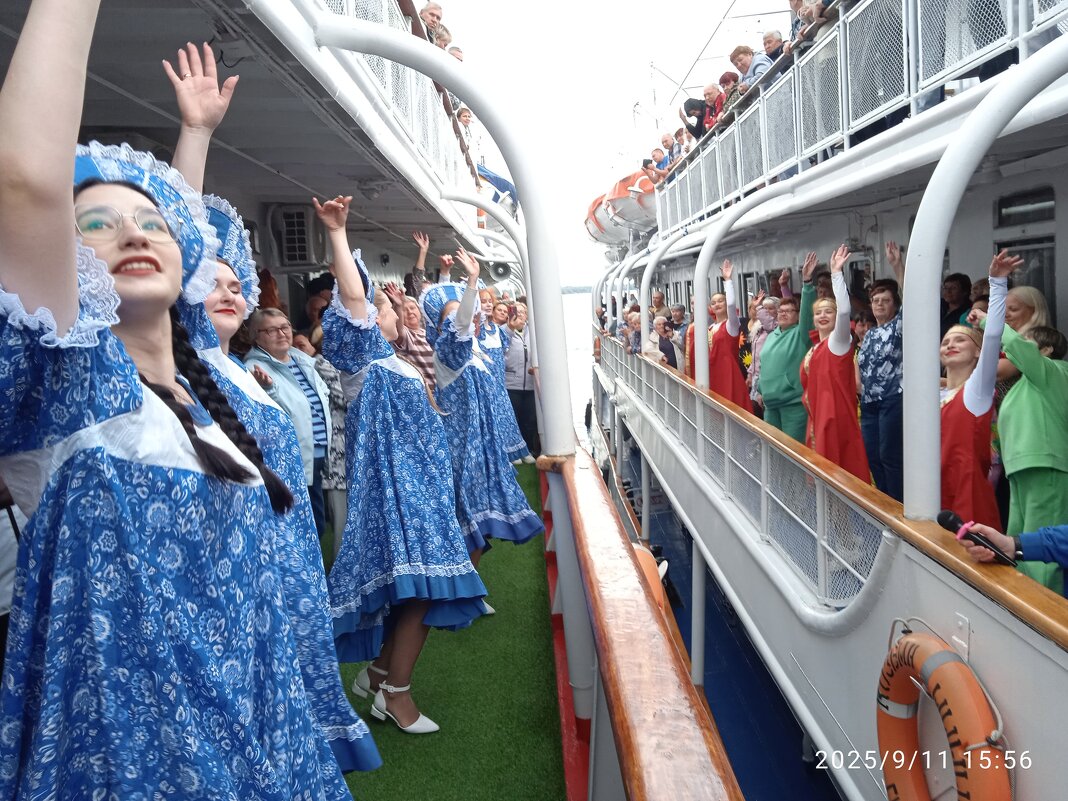 на теплоходе музыка играет... - Константин Трапезников