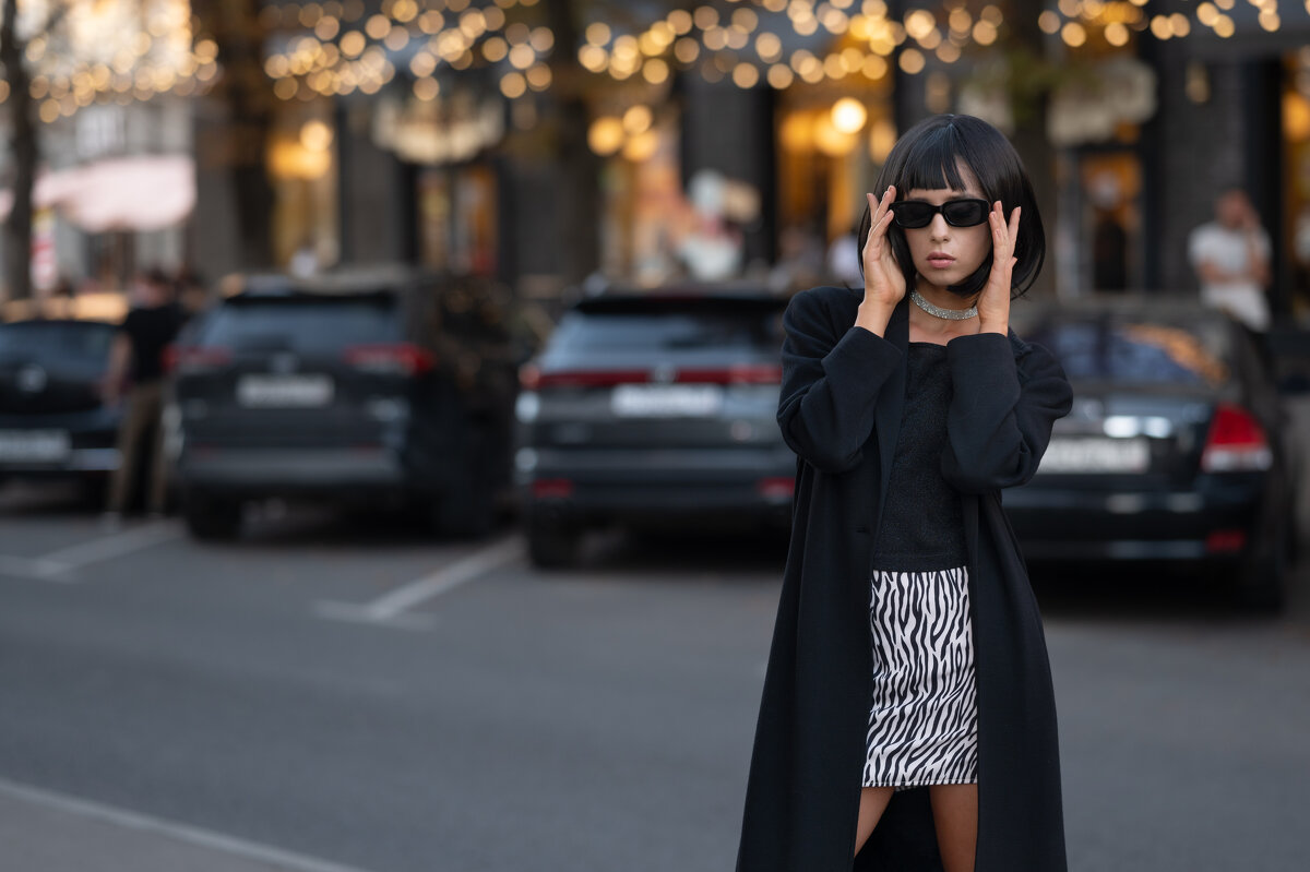 Мария в образе брюнетки, в модной мини юбке с принтом зебры и стильных очках - Viktoria Anufrieva