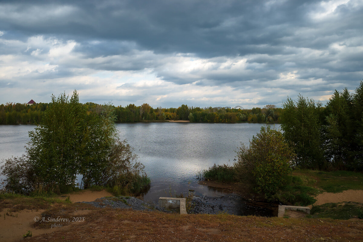 Пасмурный пейзаж с озером - Александр Синдерёв