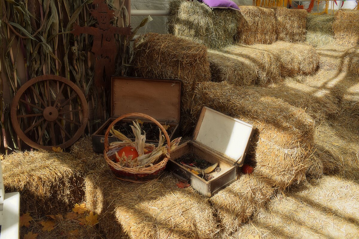 Фотозона - сеновал со старинными чемоданами. - Татьяна Помогалова