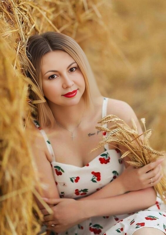 Девушка в поле - Ольга Девушка в поле - Ольга