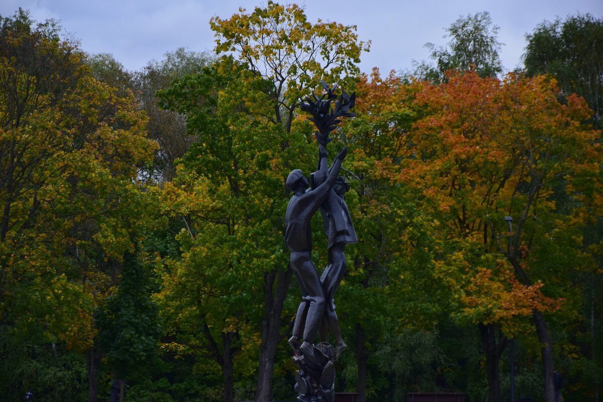 Скульптура «Дружба континентов» - Мария Яковлева