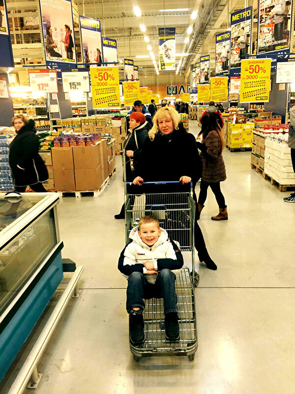 ОТОВАРИЛАСЬ   ПО   50%   СКИДКЕ - Анатолий Малобродский