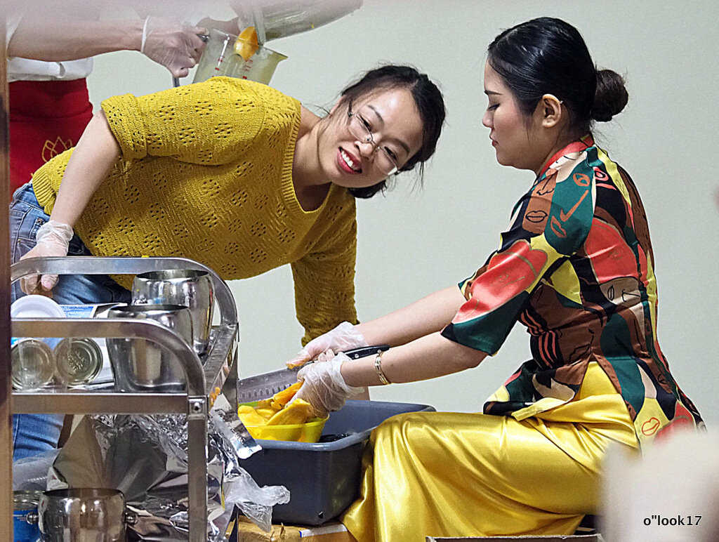 девушки готовят - Олег Лукьянов