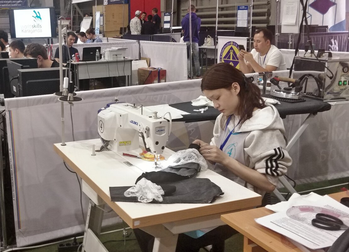 Молодая швея - Андрей Хлопонин