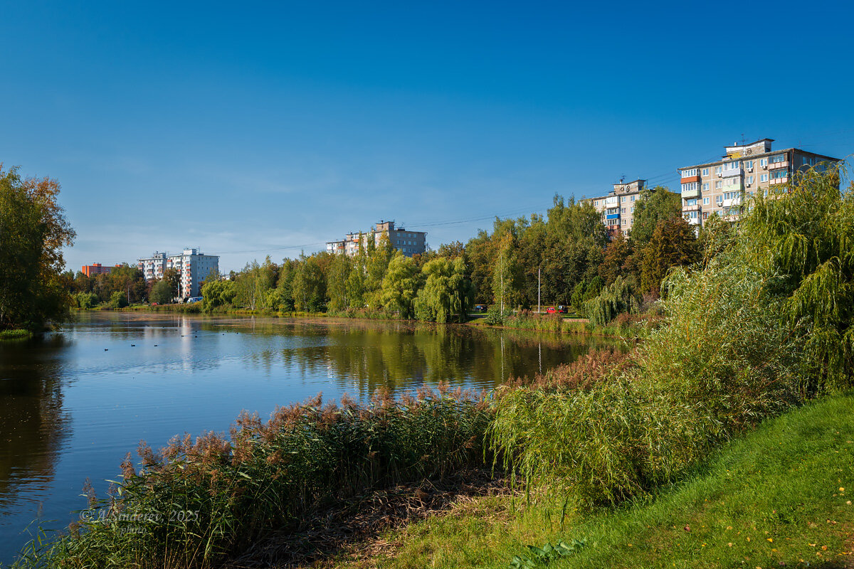 Городская улица на берегу реки - Александр Синдерёв