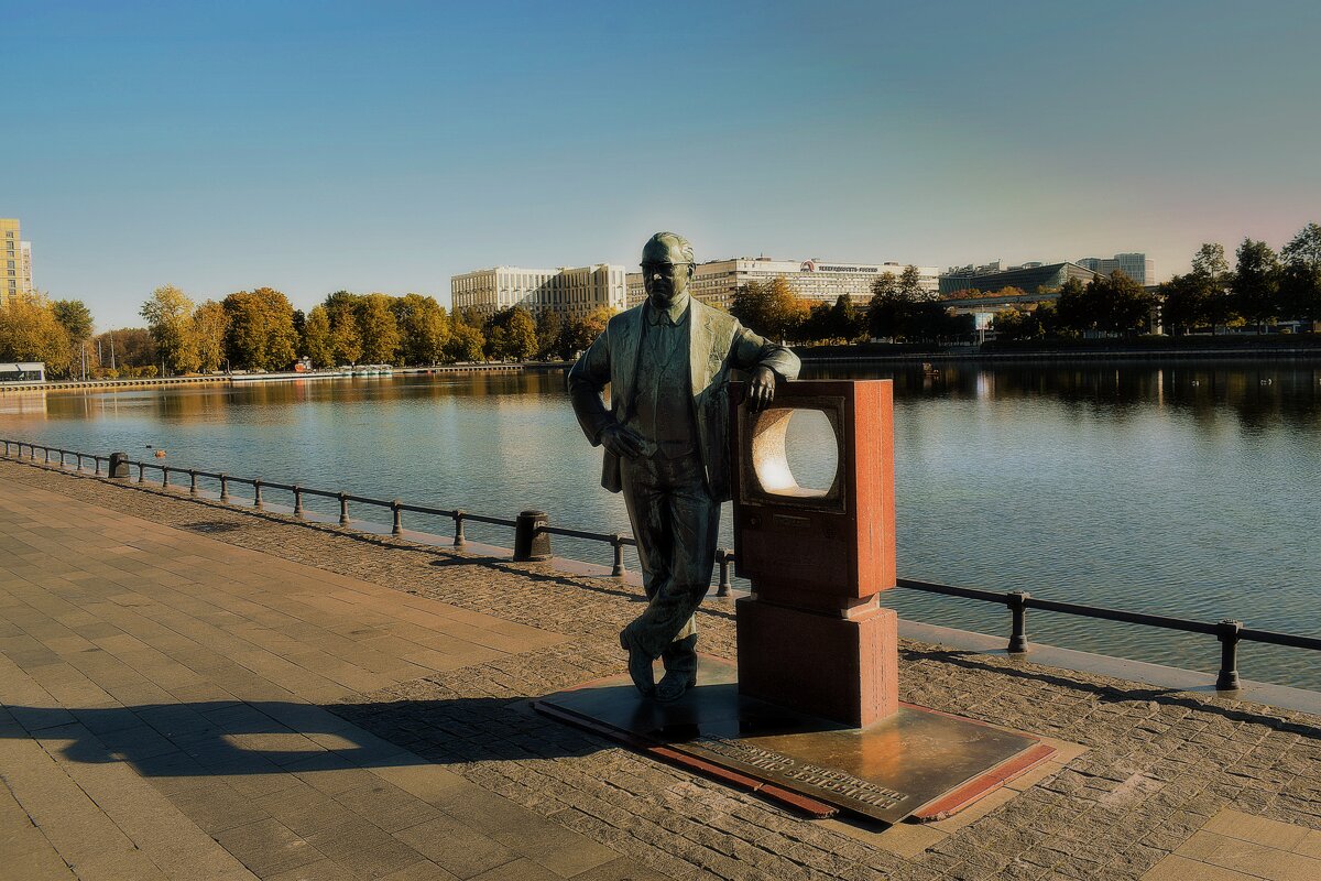 Памятник Владимиру Зворыкину — изобретателю телевидения у пруда в Останкино. - Татьяна Помогалова