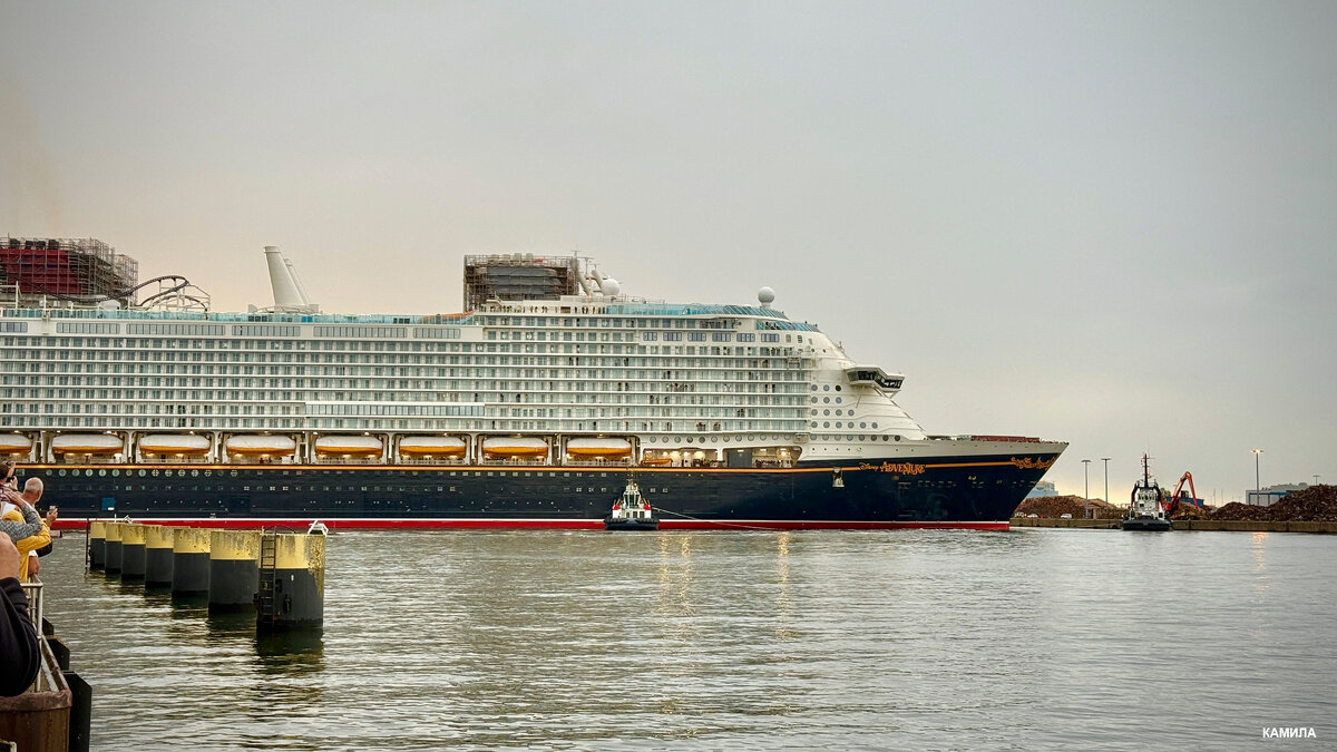 БЕЛЫЙ ЛАЙНЕР ЗАСТЫЛ ОЖИДАЯ... - Mila .