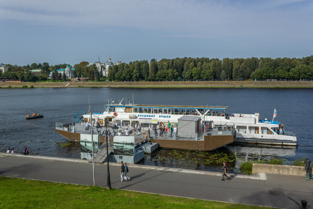 Прогулочный катер «Владимир Ершов» у тверского причала. Река Волга. - Михаил "Skipper"
