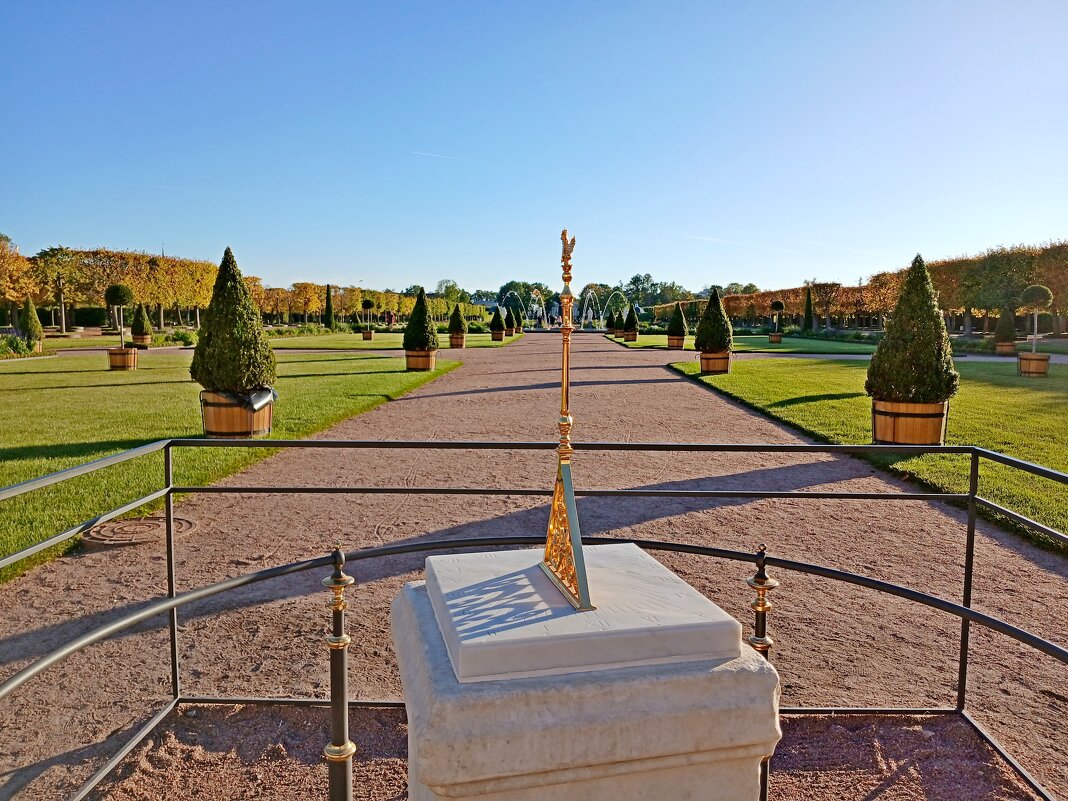 Аллея с солнечными часами. - Лия ☼