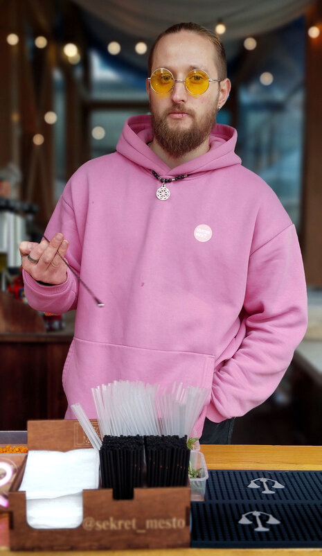 За барной стойкой. - Радмир Арсеньев