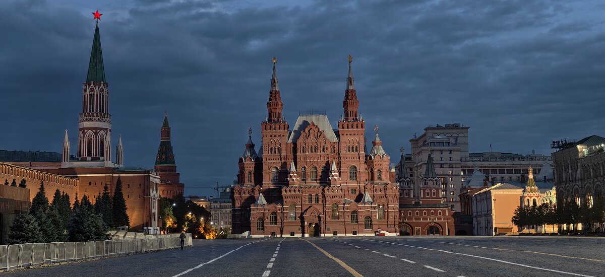 Ранним пасмурным утром на Красной площади - <<< Наташа >>>