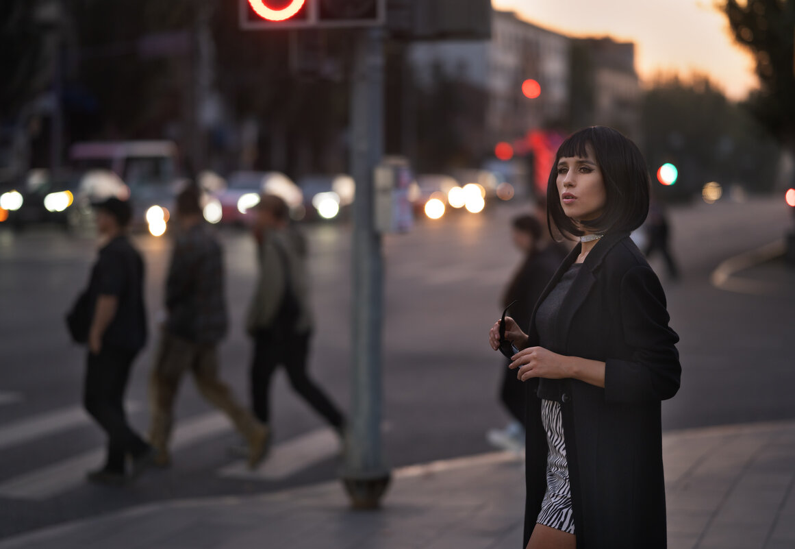 Стильная, гламурная  Мария на фоне невзрачных пешеходов - Viktoria Anufrieva