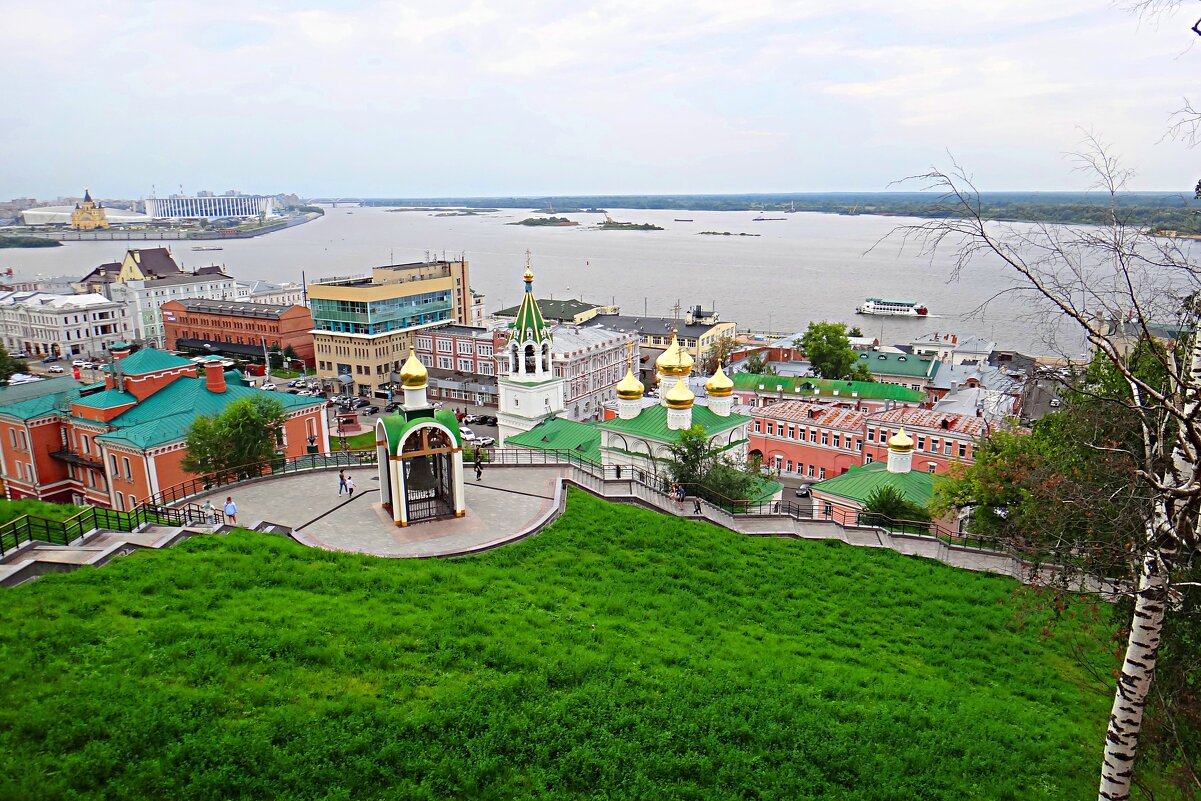 Вид на стрелку Оки и Волги и прибрежную зону с крепостных стен Нижегородского Кремля. - Виктор Мухин Вид на стрелку Оки и Волги и прибрежную зону с крепостных стен Нижегородского Кремля. - Виктор Мухин