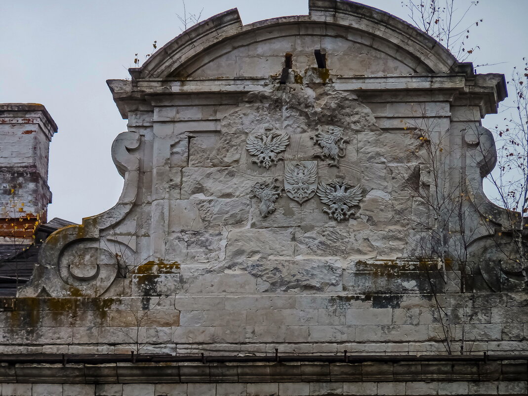На фронтоне дворца остатки фамильного герба Орловых - два льва и два орла. - Наталья Rosenwasser
