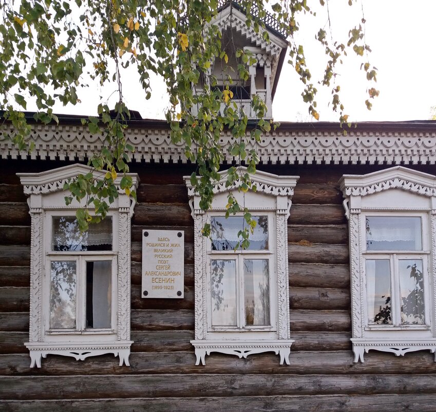 Низкий дом с голубыми ставнями... - Galina Solovova