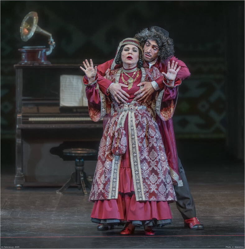 Актёры з. а. Санкт-Петербурга Наталья Парашкина в роли Ханумы и Александр Муравицкий в роли  Акопа. - Александр Максимов