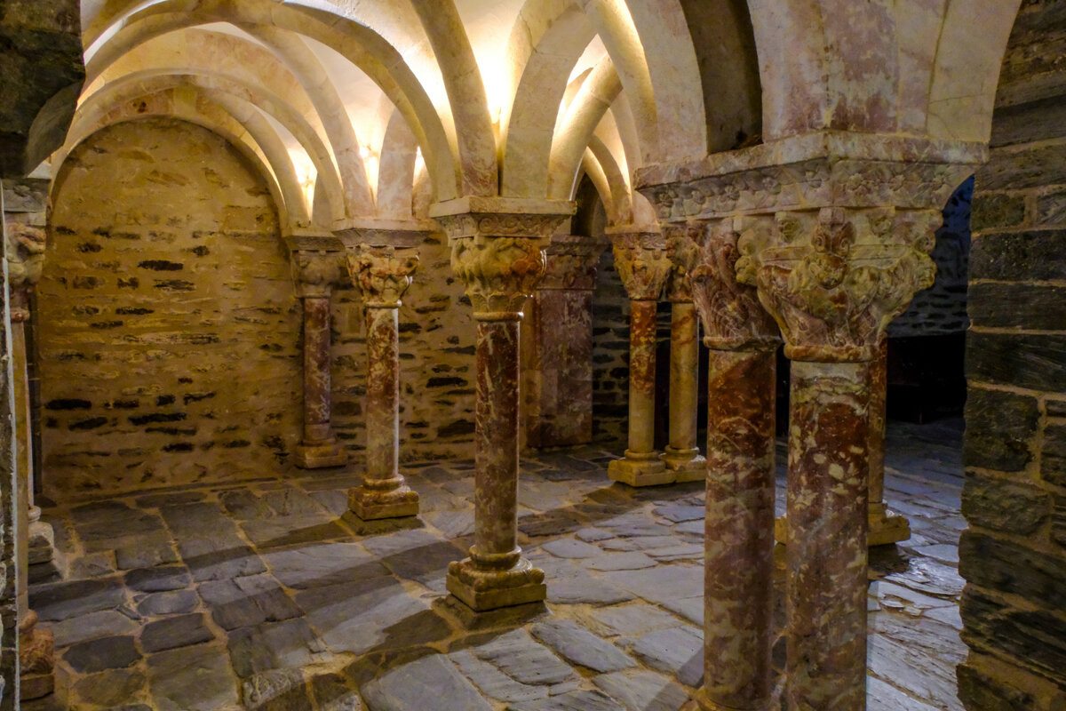 Интерьер монастыря Серрабоне XI век - Георгий А
