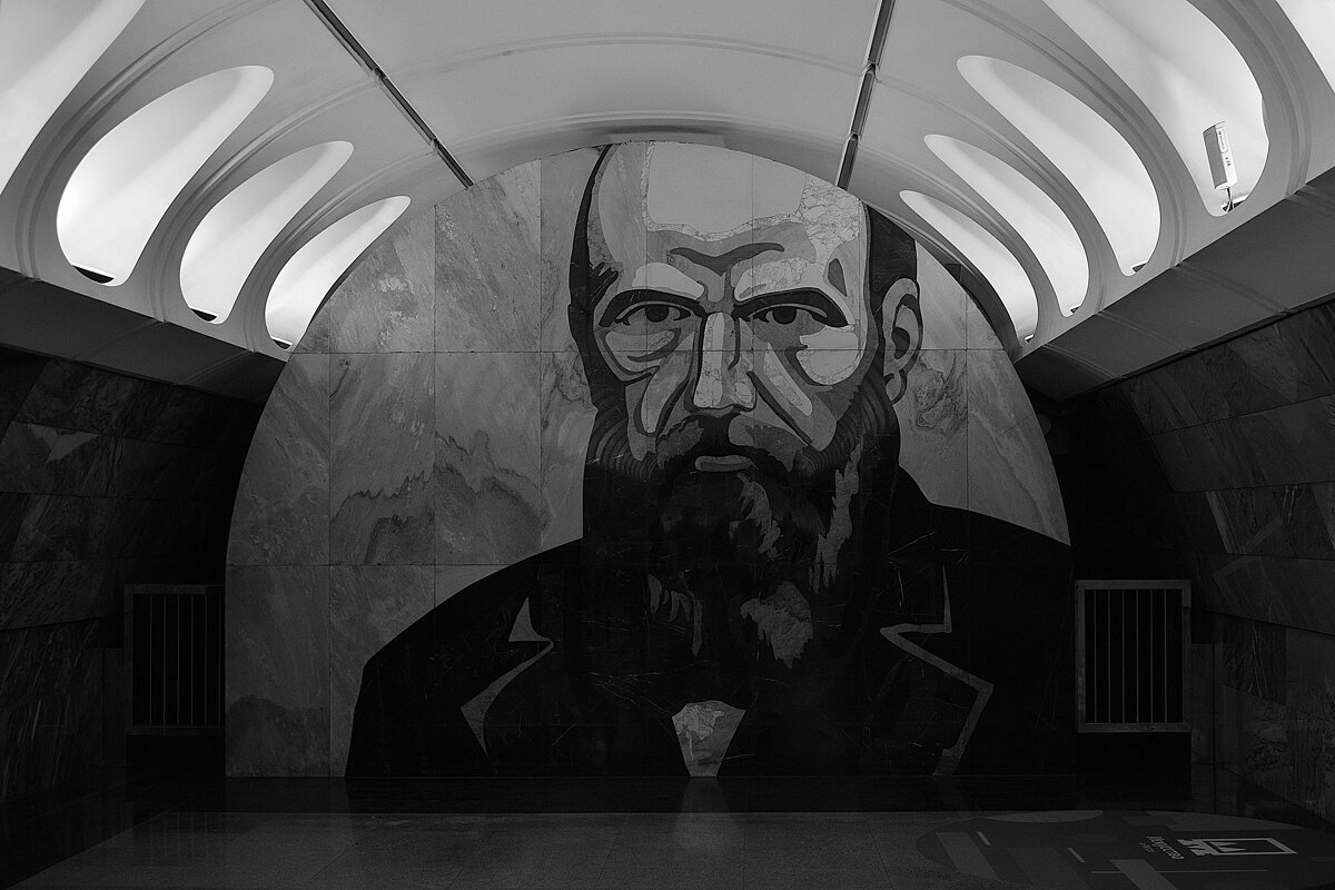 При выходе в город на пассажиров смотрит сам Федор Михайлович. - Татьяна Помогалова