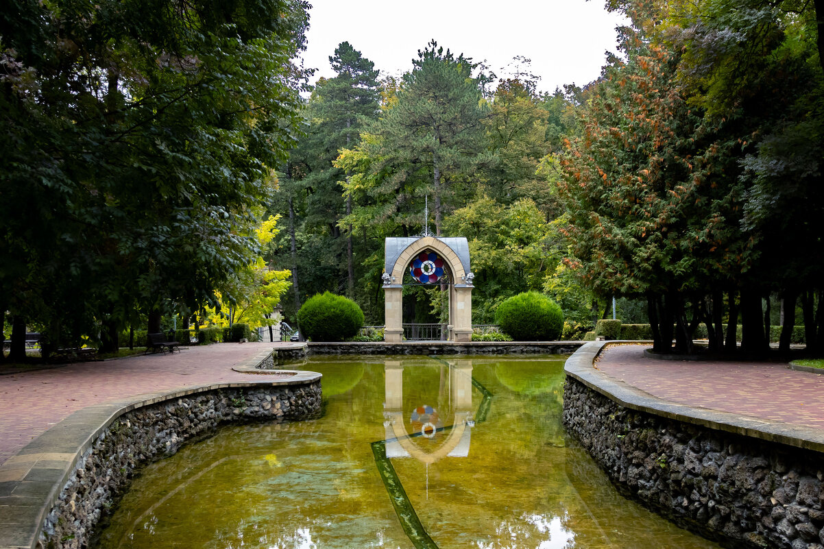 Зеркальный пруд . Кисловодский парк. - Yuri Chudnovetz