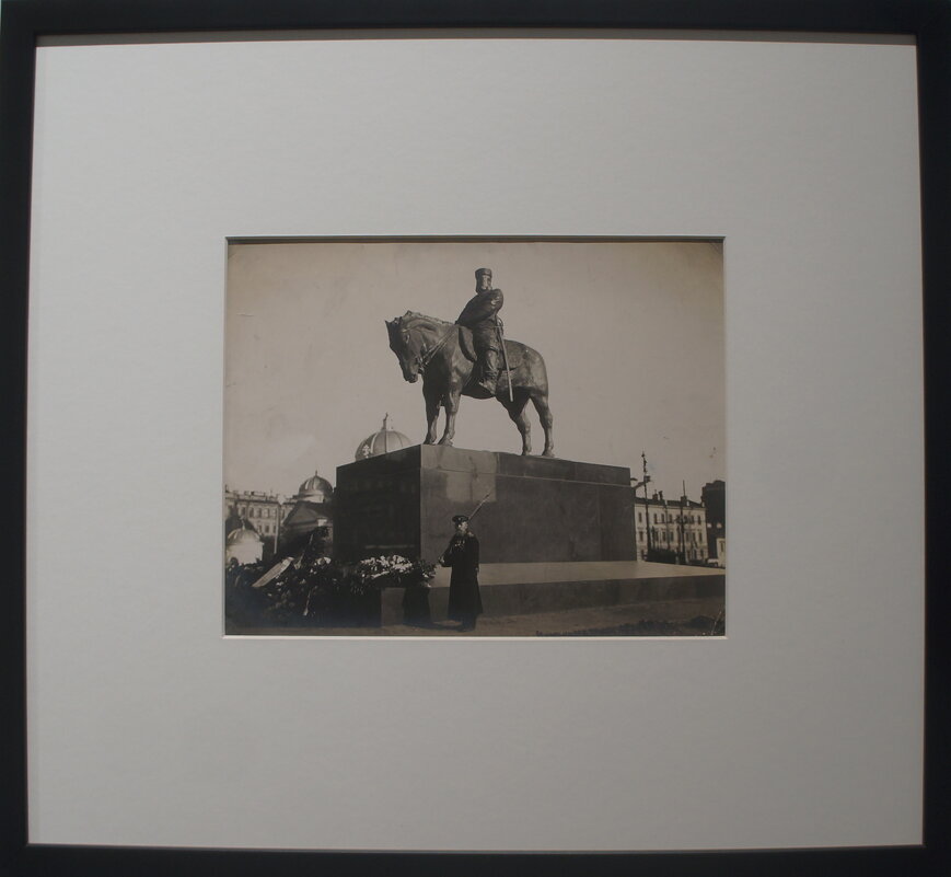 Карл Булла / Солдат-ветеран у памятника Александру III / 1909 г. - zavitok *