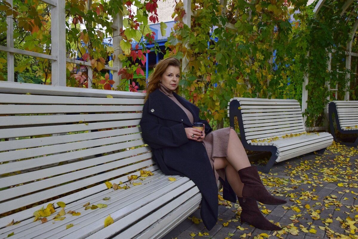 Девушка на скамейки - Мария Яковлева