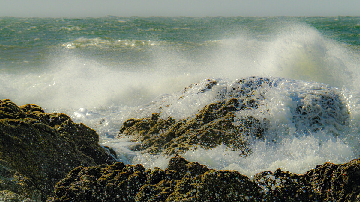 Большие камни не помещают волну двигаться вперёд - Георгий А