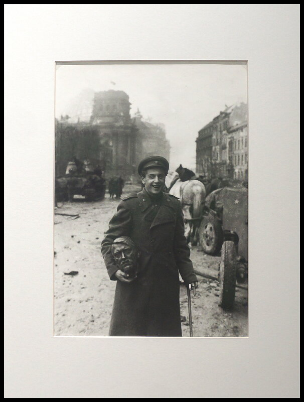 Евгений Халдей / Поэт Евгений Долматовский со скульптурной головой Гитлера / 2 мая 1945 г. - zavitok *