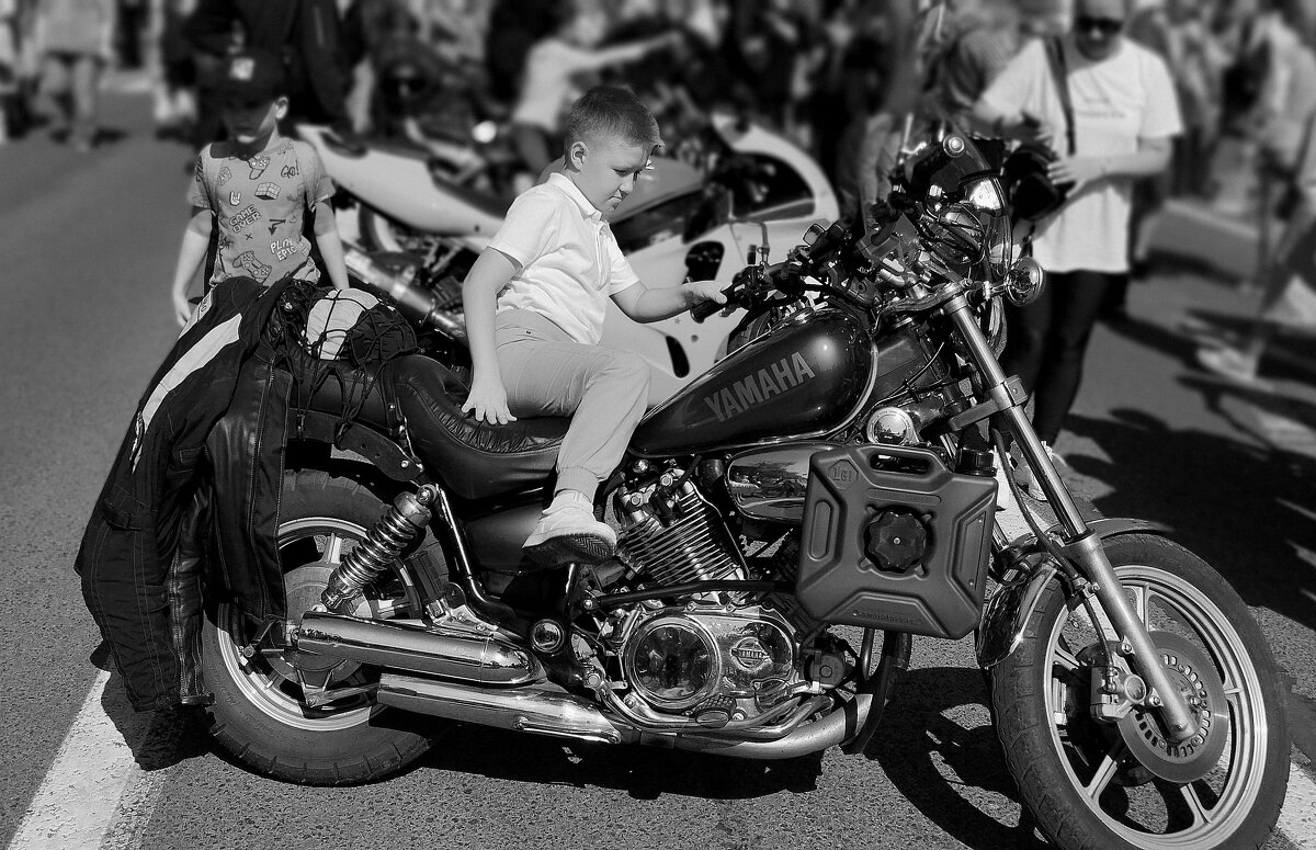 Мальчик и мотоцикл. - Радмир Арсеньев