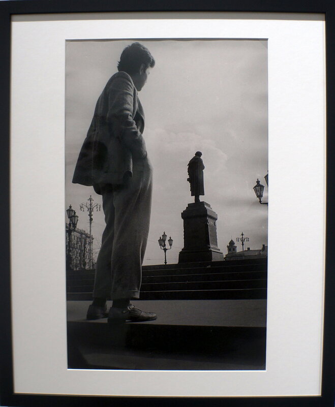 Леонид Лазарев / У памятника Пушкину / 1957 г. - zavitok *