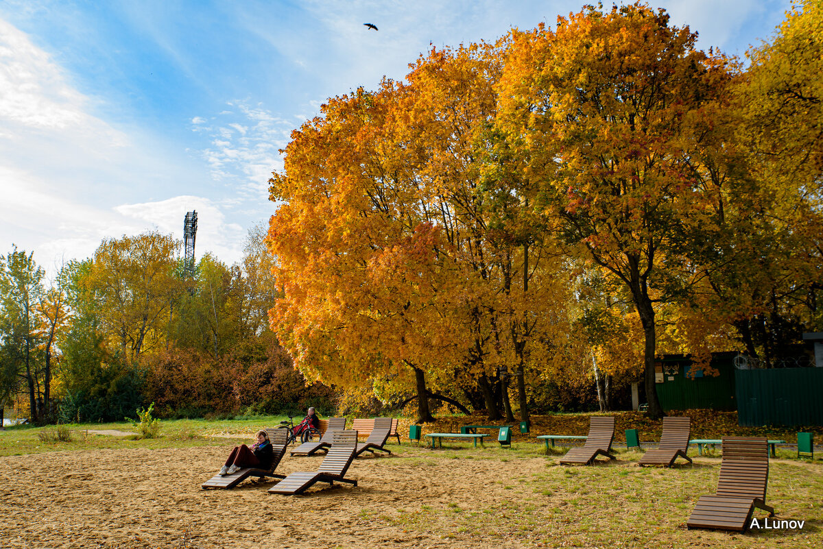 Октябрь,но пляж еще полон солнца... - Anatoly Lunov