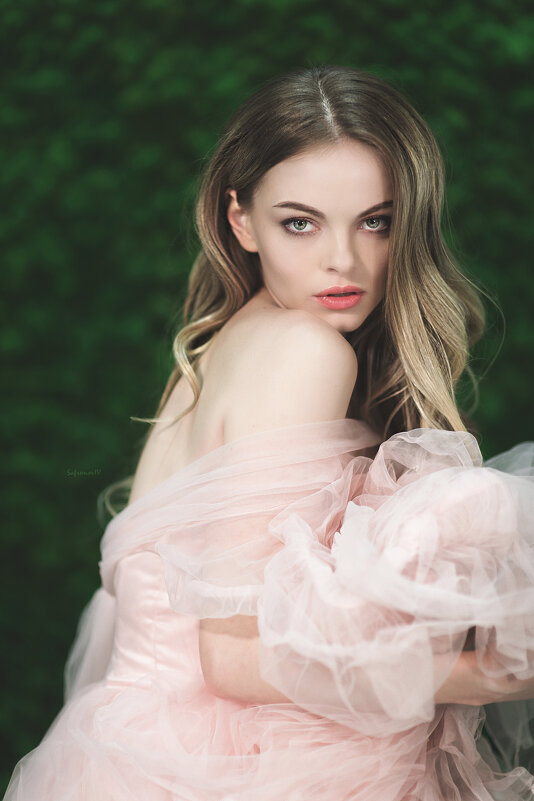 Нежность в каждом изгибе: портрет утончённой красоты - Джованни Луче