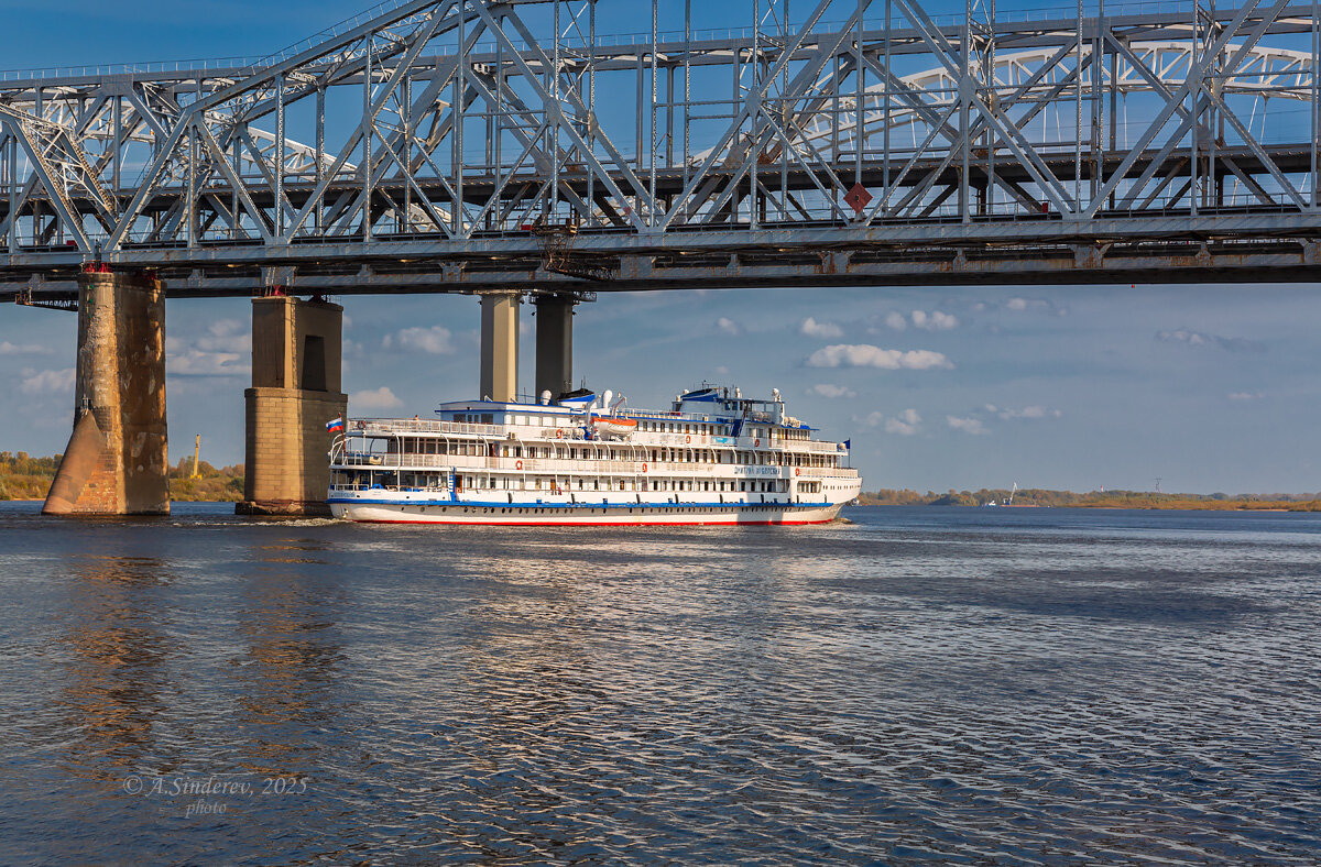 Теплоход под мостом на Волге - Александр Синдерёв