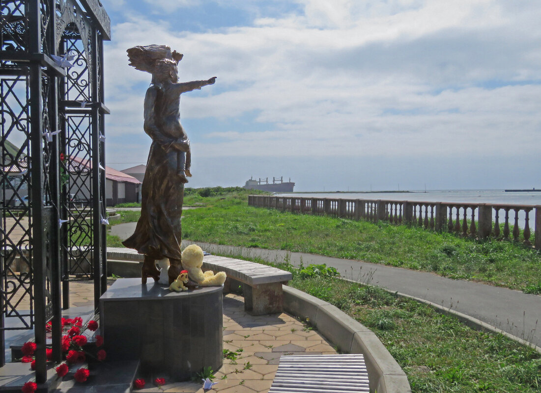 Памятник жене моряка, которая ждет мужа, вглядываясь в морскую даль, с ребенком на руках - ИРЭН@ .