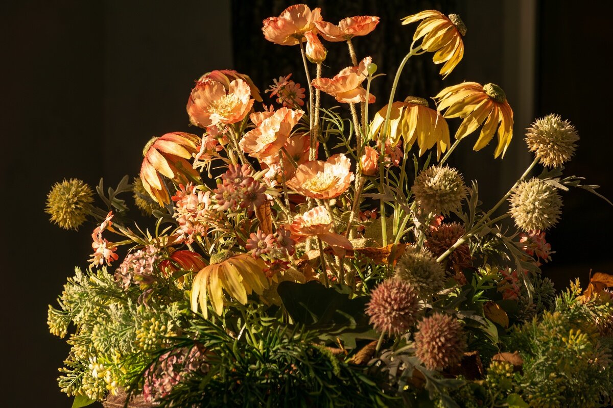 Цветы на клумбе - Игорь Сикорский