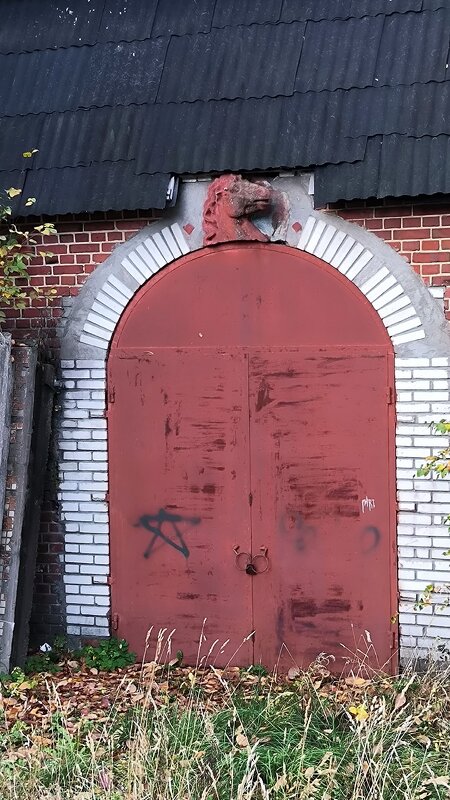 Ворота конюшни в усадьбе Нобеля. - Ольга Ворота конюшни в усадьбе Нобеля. - Ольга