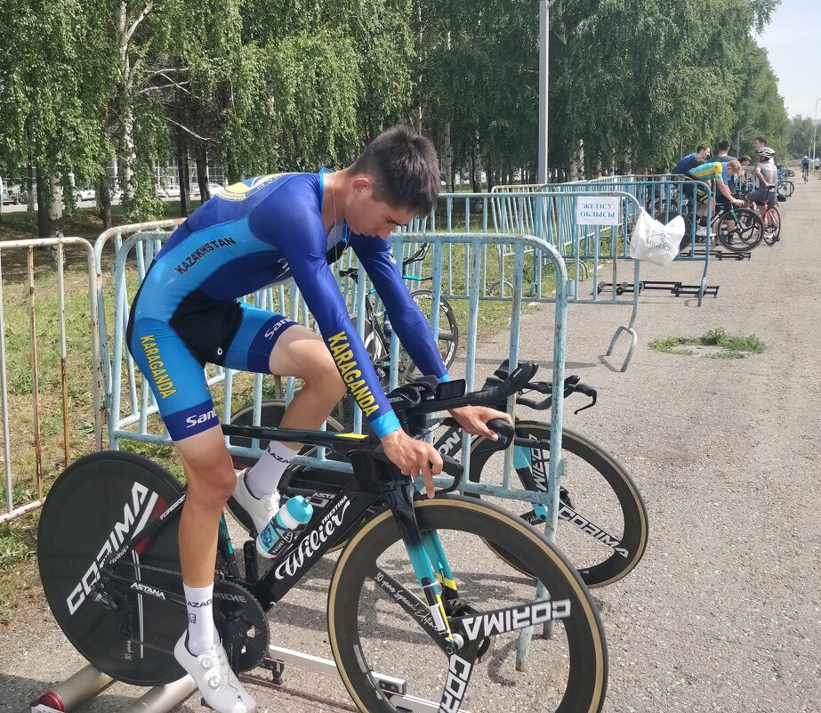 Разминка перед стартом - Андрей Хлопонин