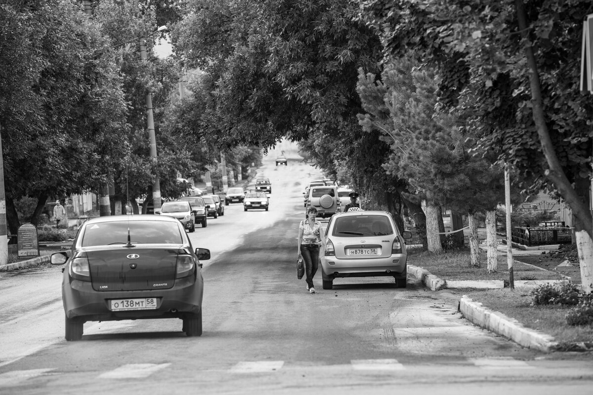 На улицах маленького городка - Владимир Иванович