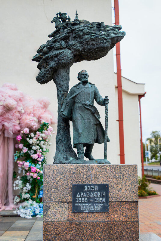 График, живописец, скульптор. - Игорь Чичиль