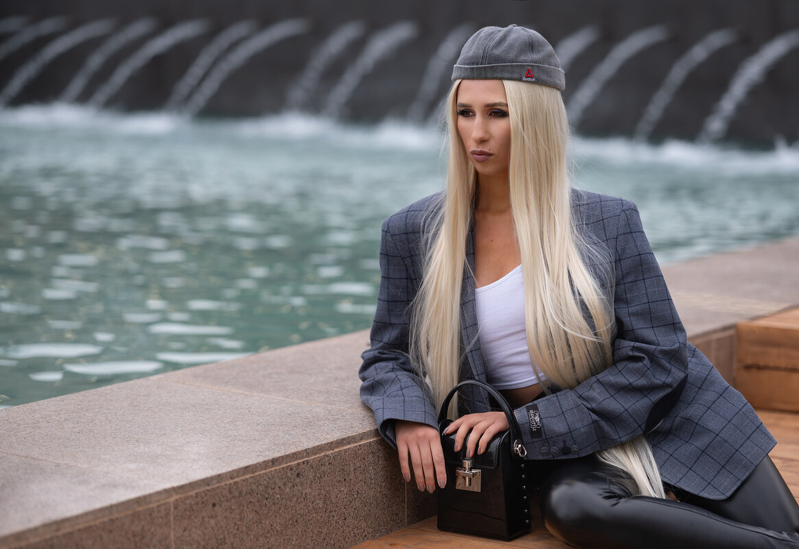 Блондинка у фонтана - Viktoria Anufrieva Блондинка у фонтана - Viktoria Anufrieva