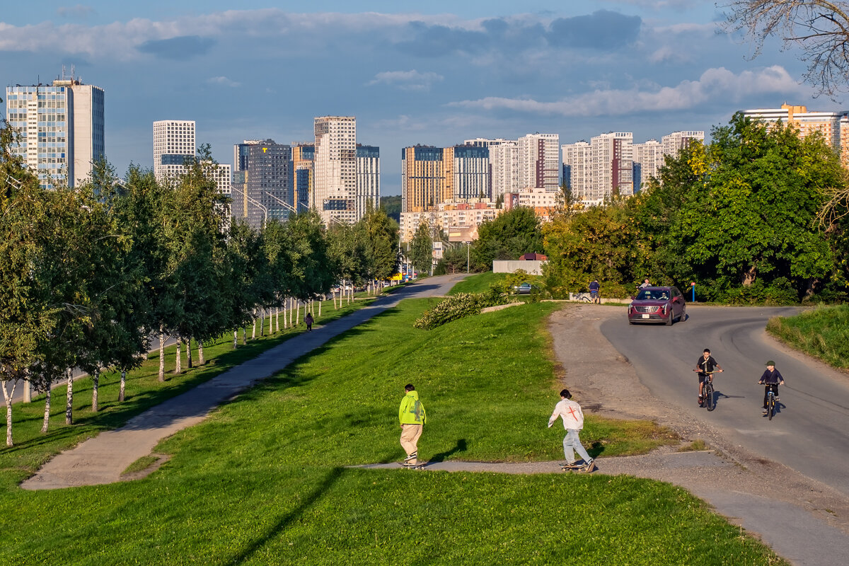 Город строится и живет... - Сергей Шатохин Город строится и живет... - Сергей Шатохин