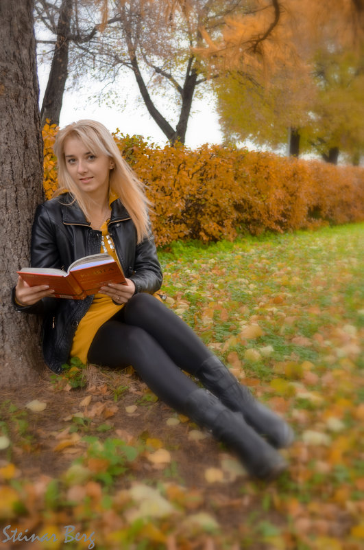 girl wearing a scarf in autumn,fotography Steinar Berg - Steinar Berg 